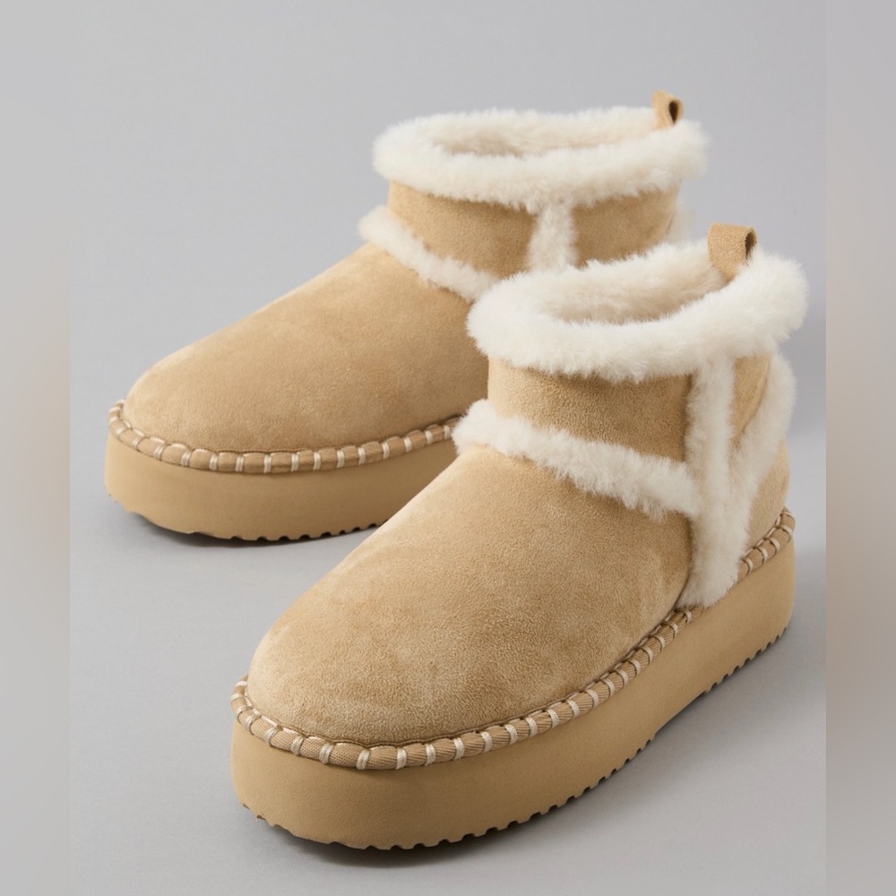 NWT American Eagle Hangout Boots